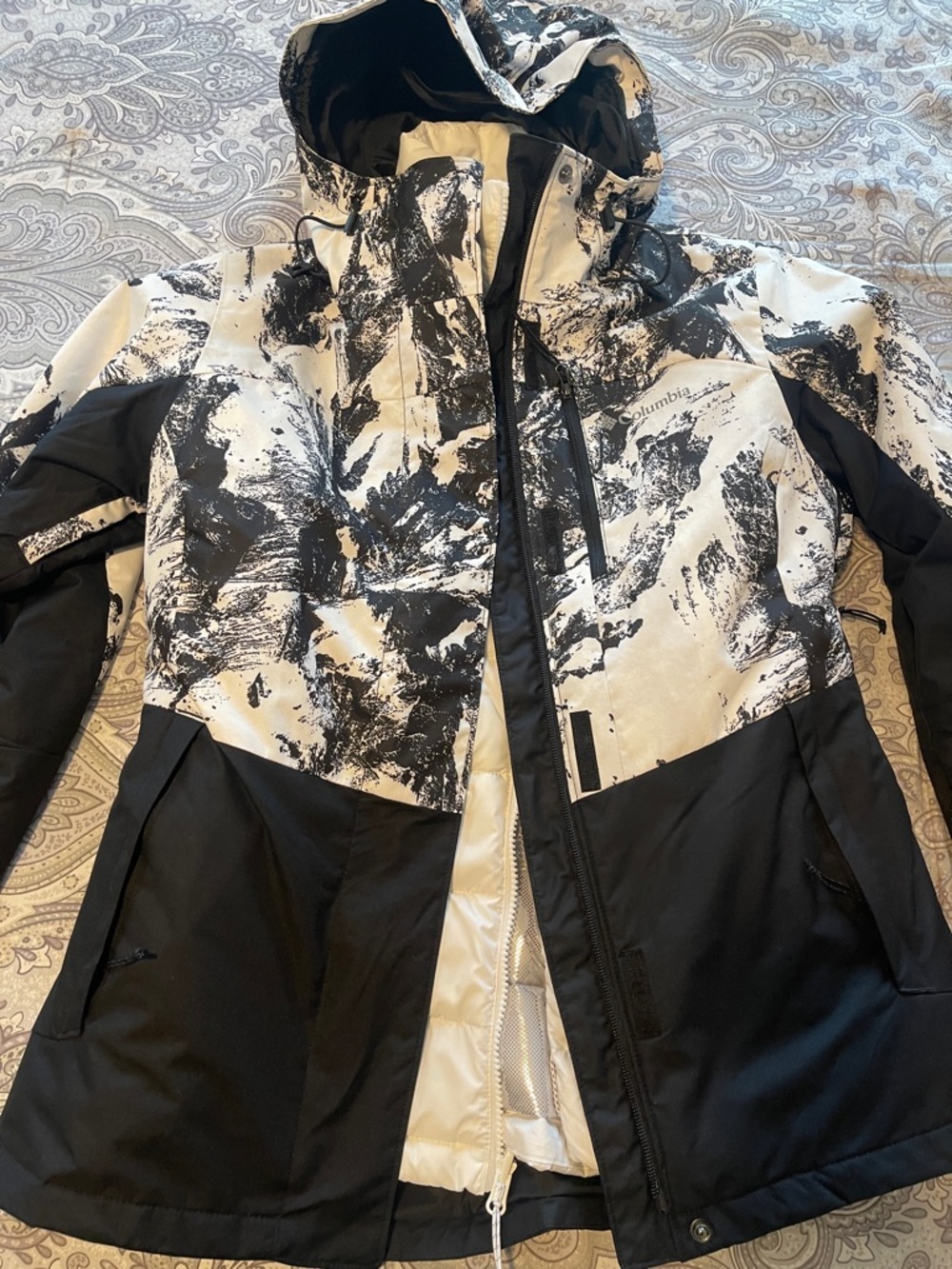Columbia Women’s Black & White Abstract Print Ski Jacket - Picture 6 of 9